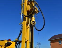 Чем и как выполняют бурение скважин для фундамента